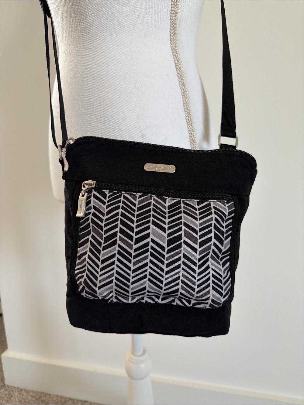 Baggallini Black Crossbody with Gray Chevron Pocket